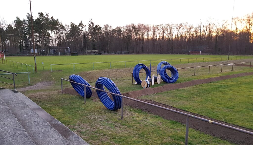 Installation der Bewässerungsanlage auf Platz 1